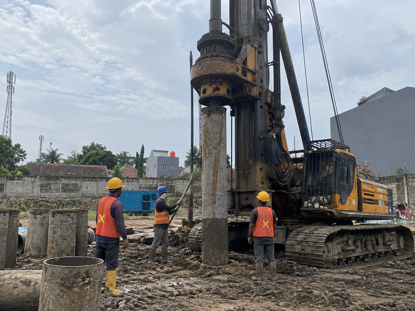 Pekerjaan pondasi borpile di lapangan